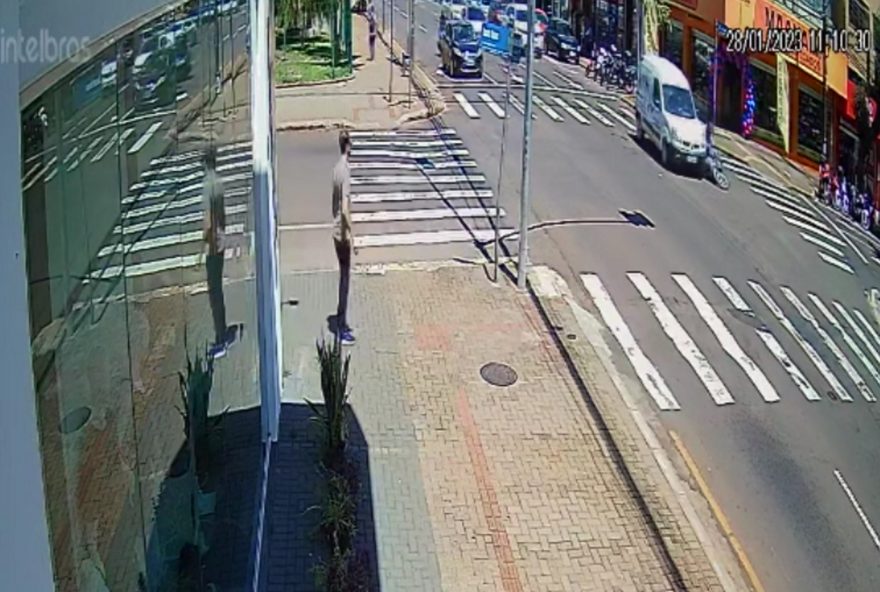 Imagens mostram acidente em que motociclista ficou ferido no Centro