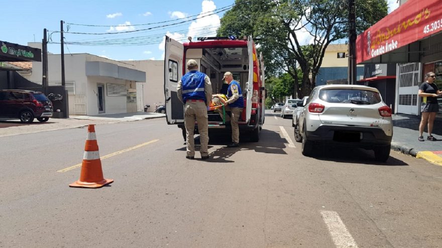 Adolescente sofre contusão no pé em acidente na Rua Visconde de Guarapuava