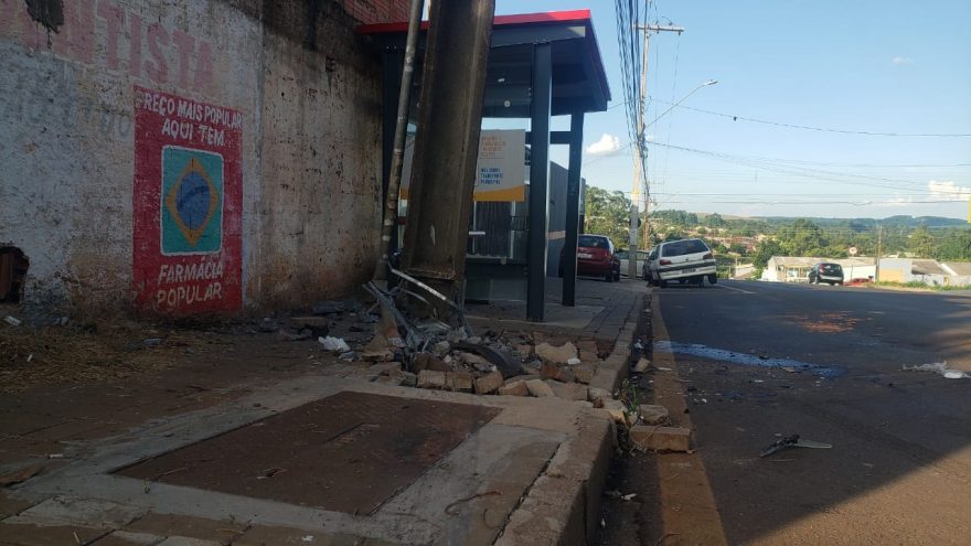 Poste fica destruído após acidente no Interlagos