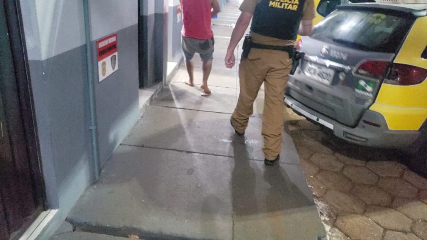 Homem arremessa lata de cerveja, acerta criança e acaba detido pela PM