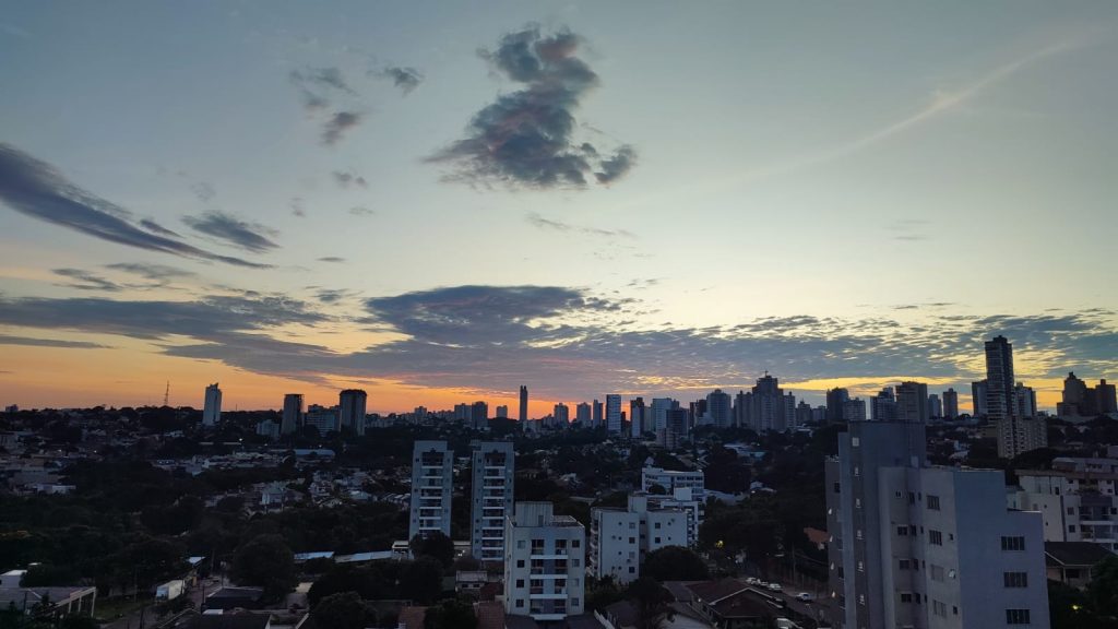 Clima abafado e probabilidade de chuva; confira a previsão para o domingo