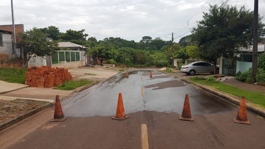 Via é bloqueada com cones após grande vazamento de água