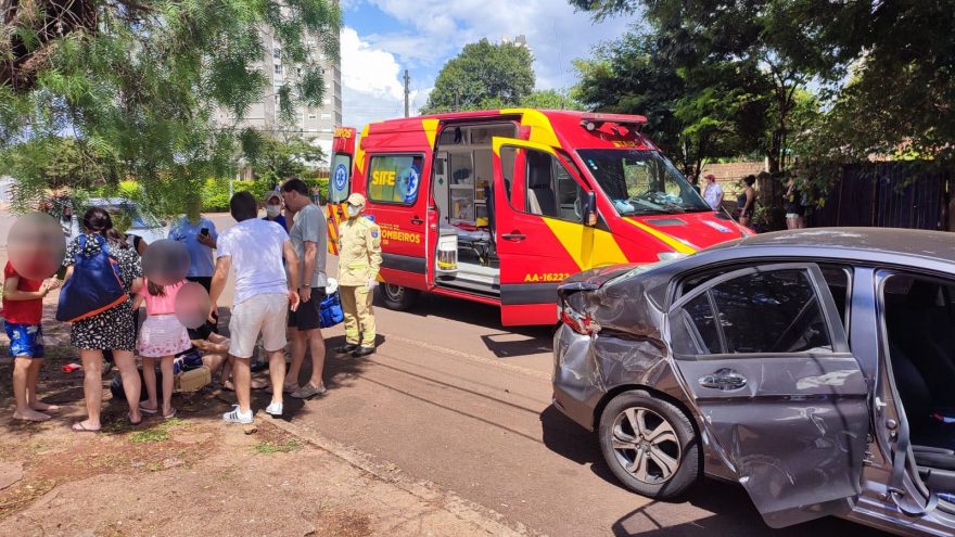 Forte colisão entre carro e caminhonete é registrada no Centro