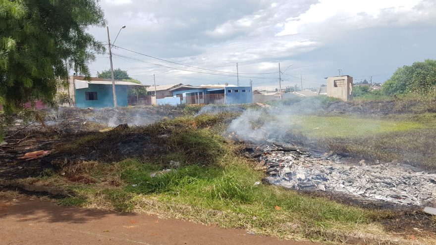 Área de vegetação é tomada por fogo no Bairro Cascavel Velho