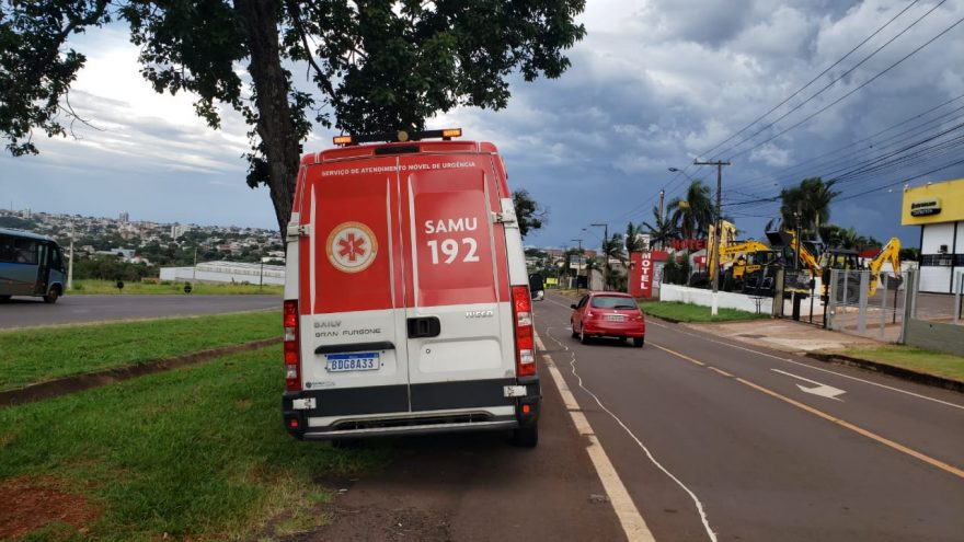 Populares encontram homem “inconsciente” em canaleta da 277, mas ‘vítima’ estava apenas dormindo