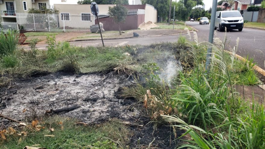 Bombeiros combatem incêndio na Avenida Rocha Pombo, em Cascavel