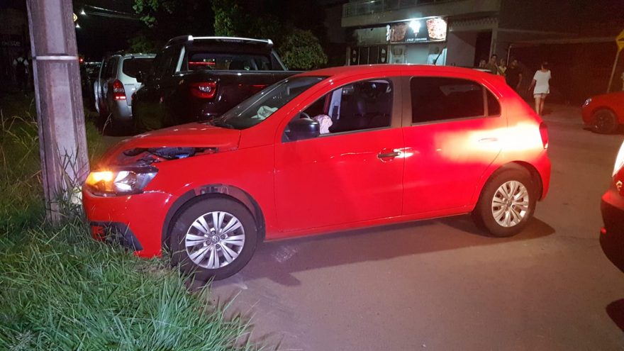 Carros se envolvem em colisão no Bairro Neva e Gol também atinge poste