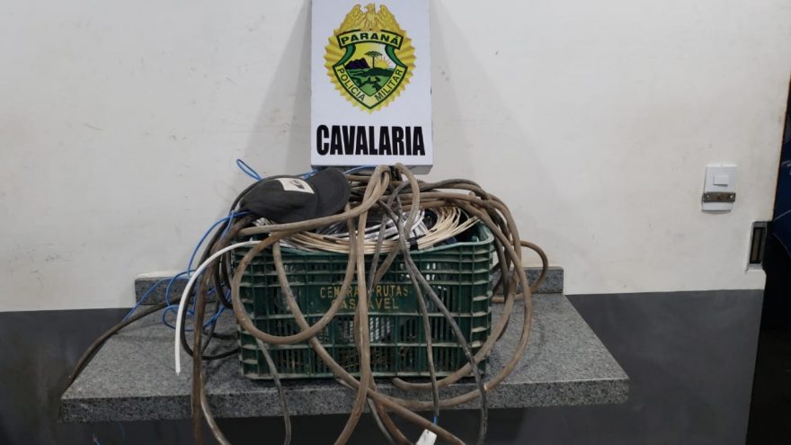 Após receber denúncia, Cavalaria localiza homens furtando fios em restaurante no Centro