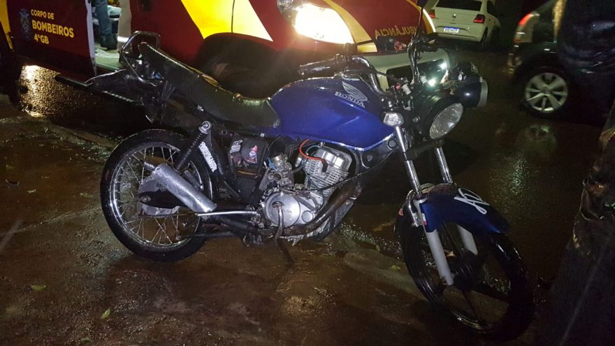 Após colisão de moto contra portão, PM de folga detém motociclista que queria fugir