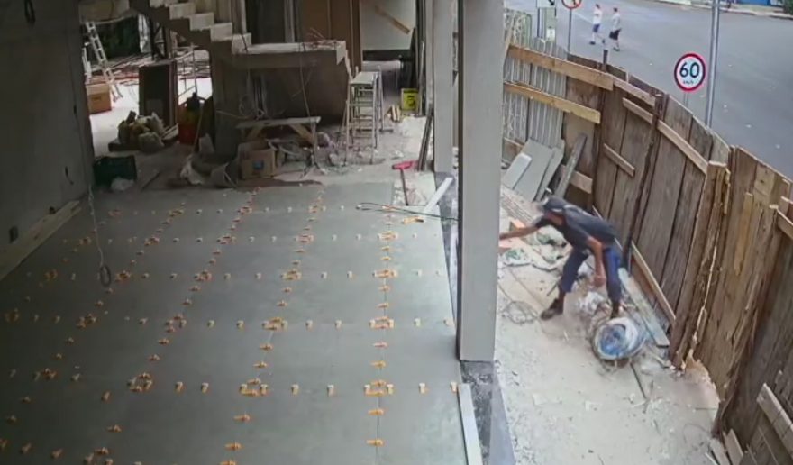 Vídeo mostra ladrão invadido restaurante em reforma e realizando furto de objetos