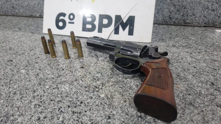 PM desconfia de Blazer estacionada, realiza abordagem e apreende arma no Santa Cruz