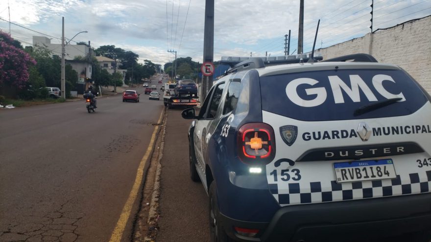 Veículo estacionado em local proibido é guinchado pela Transitar