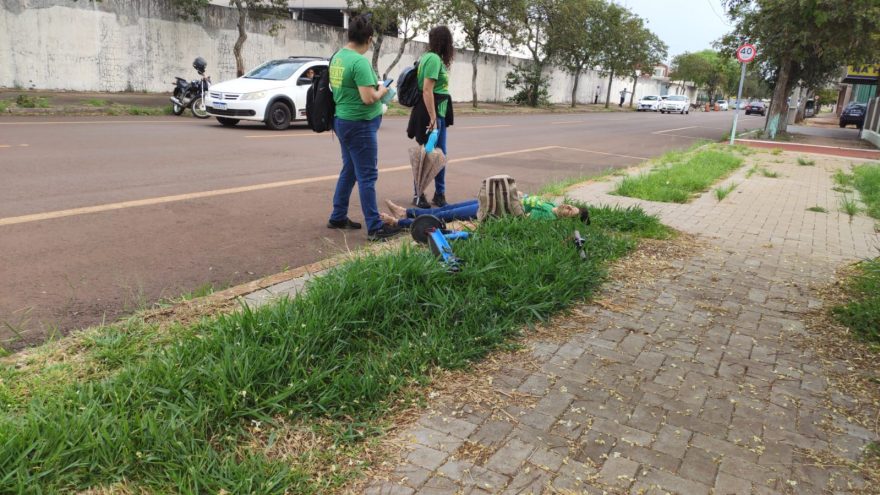 Mulher fica ferida após cair de patinete no Bairro Santo Onofre