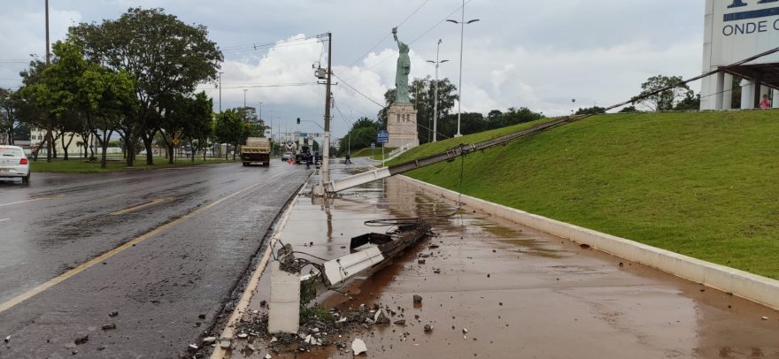 Poste é arrancado na Avenida Tancredo Neves