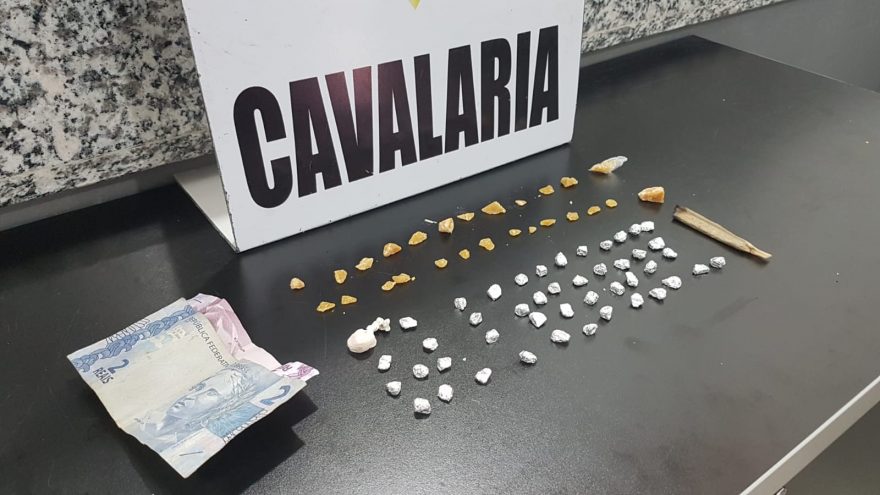 Cavalaria aborda jovens no Centro e apreende 70 pedras de crack