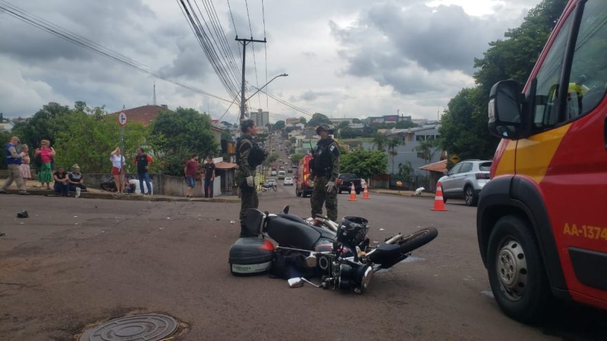 Três pessoas se ferem em colisão entre motos e carro na Rua Vitória