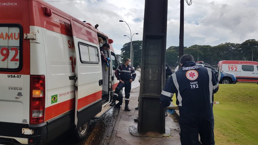 Samu atende vítima em surto no viaduto da Rua Jacarezinho