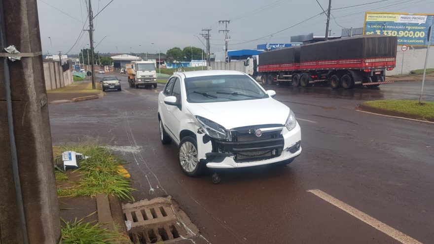 Carros se envolvem em colisão na Avenida Rocha Pombo