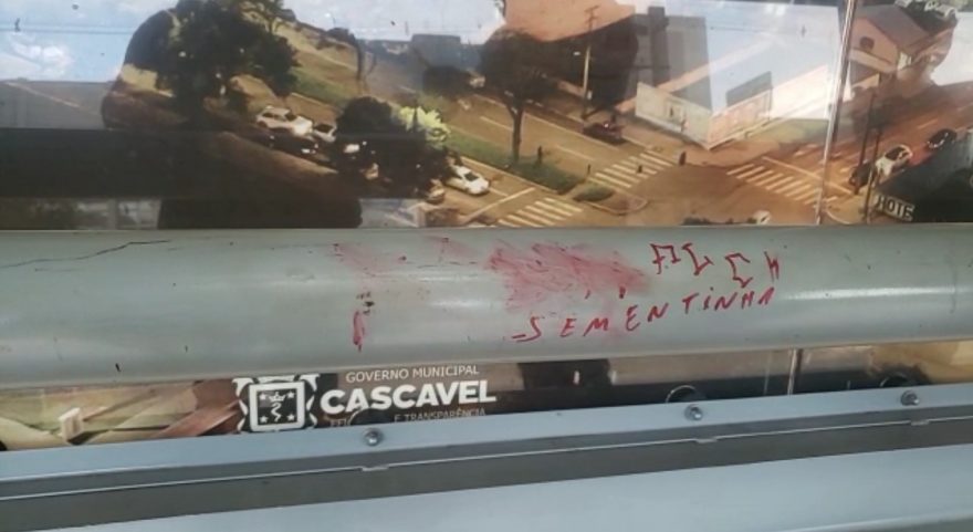 Jovens são detidos após picharem ponto de ônibus no Centro