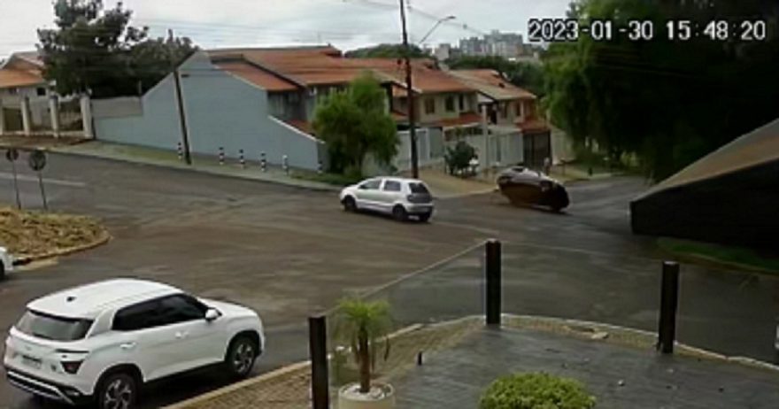Câmera registra capotamento no Centro