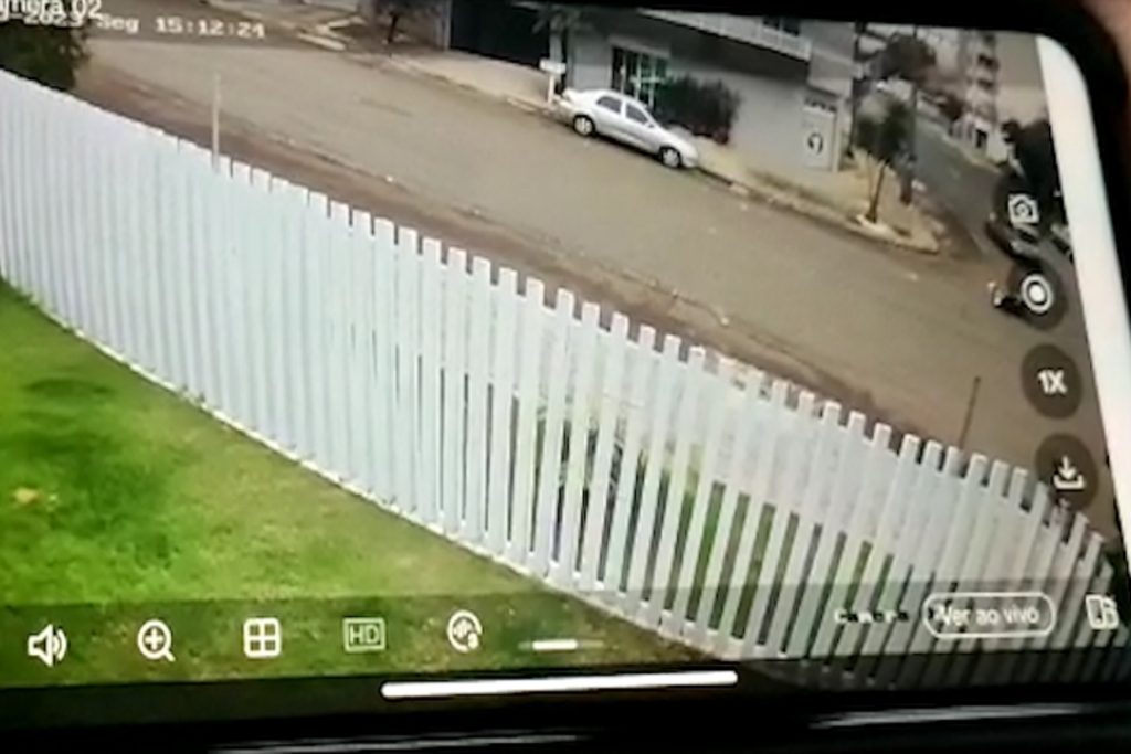 Câmera flagra colisão entre três veículos na Rua Vitória