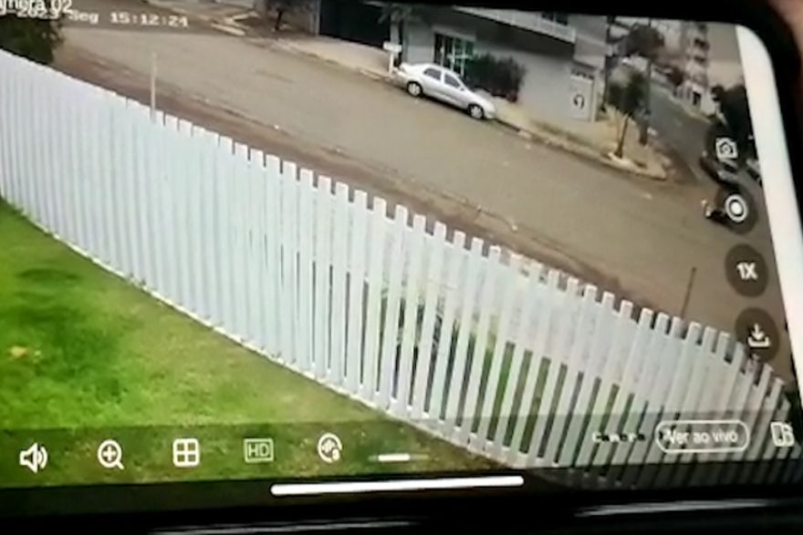 Câmera flagra colisão entre três veículos na Rua Vitória