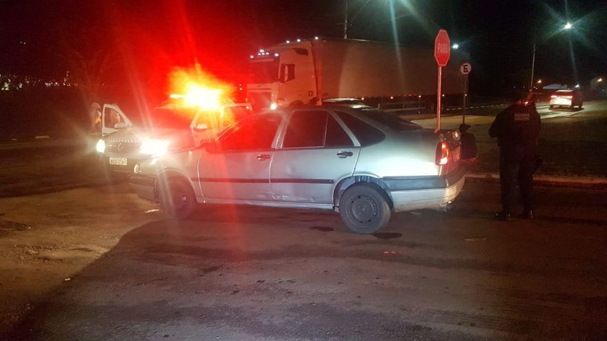 Após abordagem, veículo com pendências é apreendido no Esmeralda