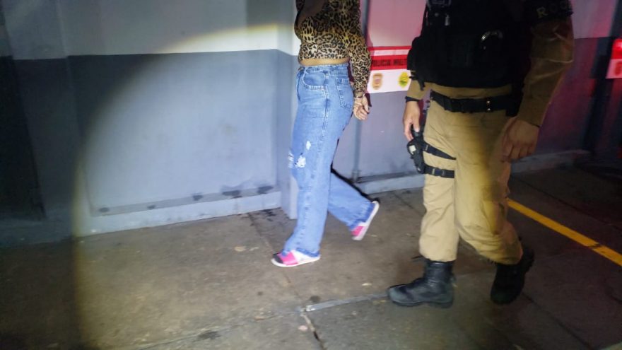 Mulher em posse de 12 Kg de maconha e 200 maços de cigarro é presa em ônibus de linha