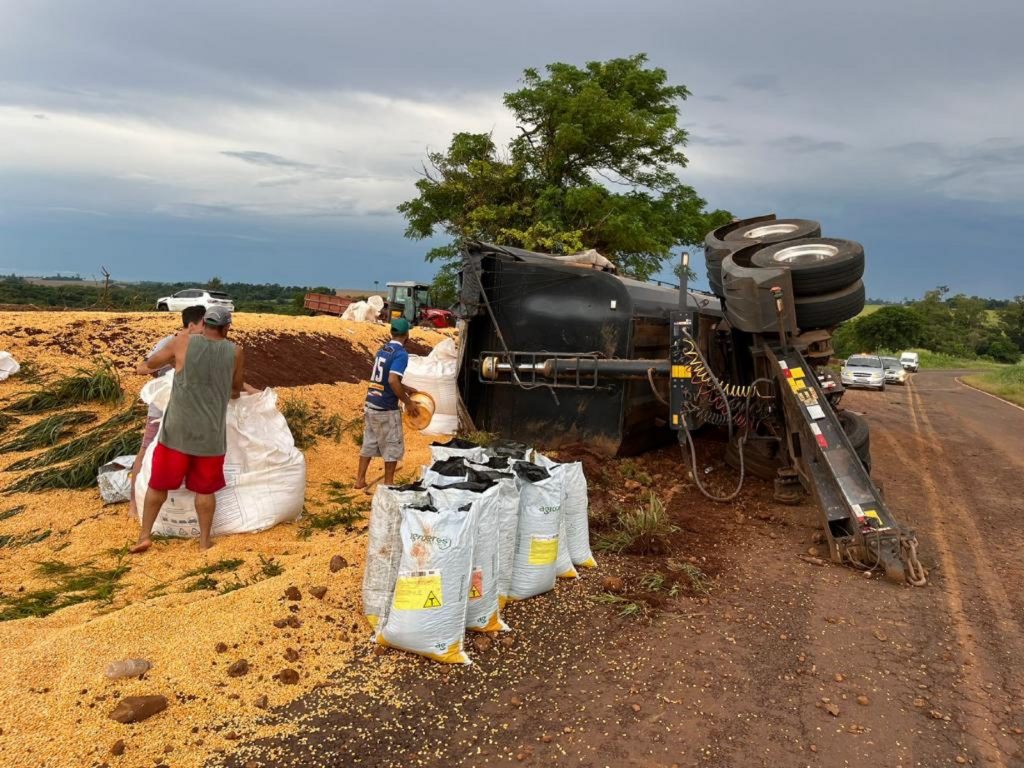 Carreta com mais de 4 mil quilos de milho tomba na PR-491 em Nova Santa Rosa