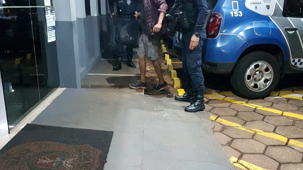Homem com mandado de prisão por assalto no RS é conduzido à delegacia de Cascavel