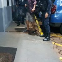Imagem referente a Homem com mandado de prisão por assalto no RS é conduzido à delegacia de Cascavel