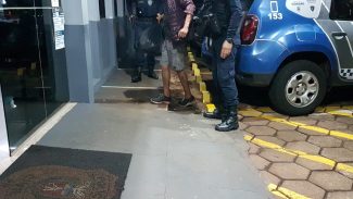 Homem com mandado de prisão por assalto no RS é conduzido à delegacia de Cascavel