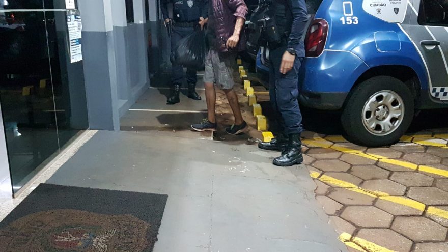 Homem com mandado de prisão por assalto no RS é conduzido à delegacia de Cascavel