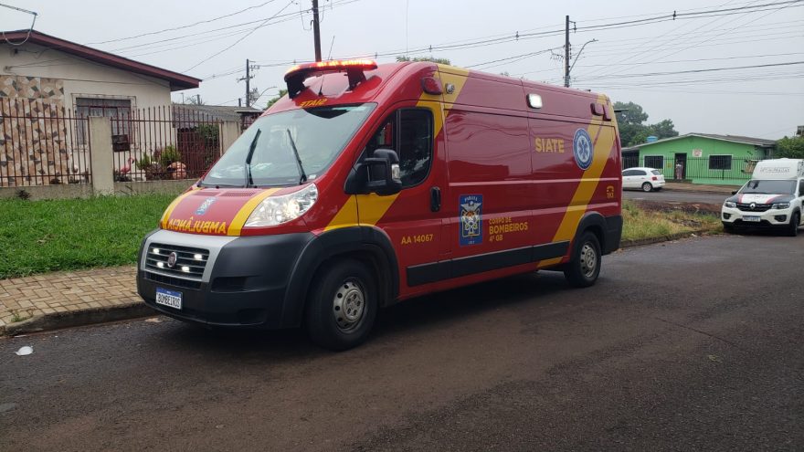 Jovem motociclista tem suspeita de fratura após se envolver em colisão com carro no Jardim Clarito