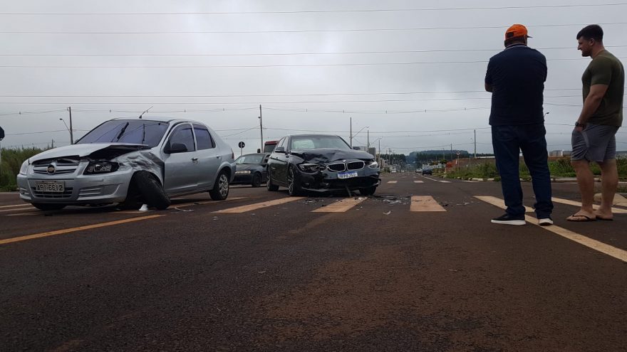 BMW e Prisma se envolvem em forte colisão no Bairro Tropical III