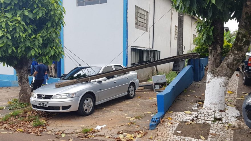 Caminhão enrosca em fios e poste cai em cima de carro e moto no Guarujá
