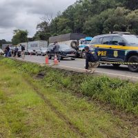 Imagem referente a Acidente com sete mortes: Imagens mostram local por onde ônibus trafegou no acostamento