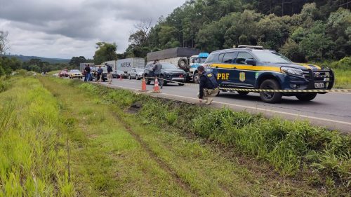 Imagem referente a Acidente com sete mortes: Imagens mostram local por onde ônibus trafegou no acostamento