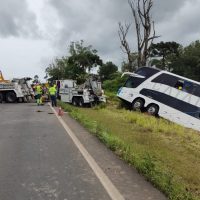 Imagem referente a Acidente com sete mortes na 277: Dois guinchos são necessários para 'destombar' ônibus do acostamento