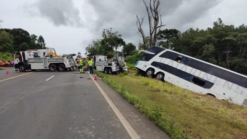 Imagem referente a Acidente com sete mortes na 277: Dois guinchos são necessários para ‘destombar’ ônibus do acostamento