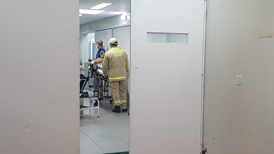 Após escorregar e cair, homem bate a cabeça e é socorrido pelo Siate