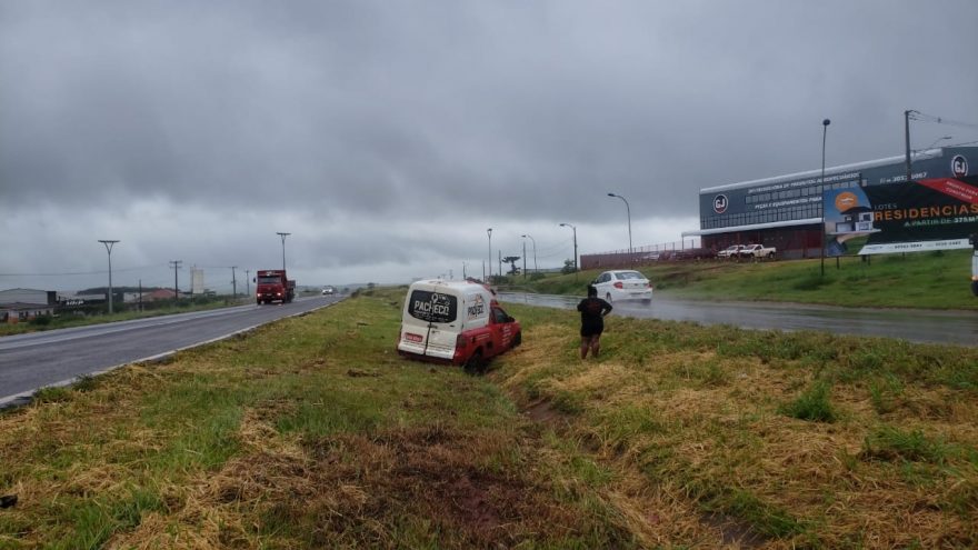 Motorista perde o controle da direção e carro vai parar no canteiro da BR-467