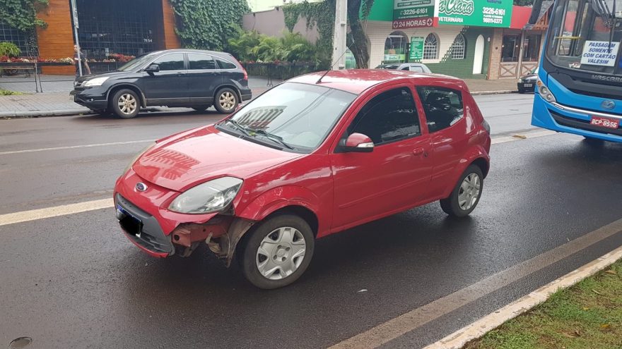 Ford Ka e ônibus se envolvem em acidente no Centro