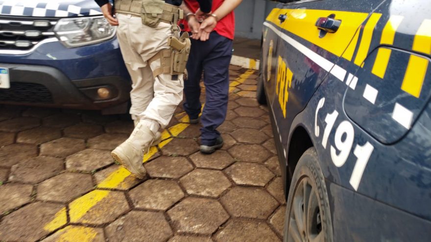Homem com mandado de prisão em aberto é preso pela PRF