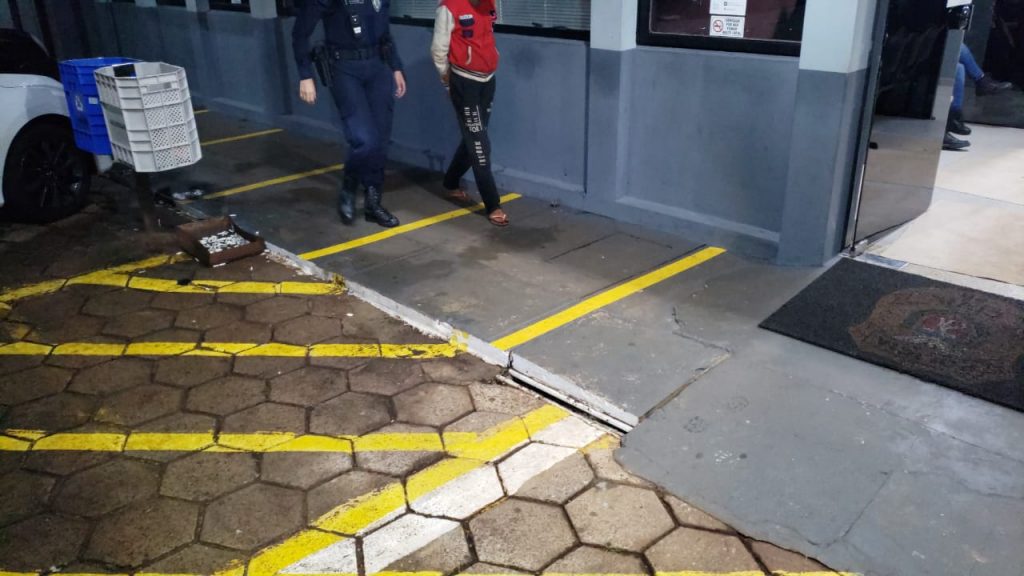 Mulher é detida com moto com alerta de furto, no Cascavel Velho