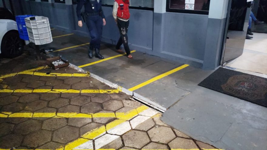 Mulher é detida com moto com alerta de furto, no Cascavel Velho