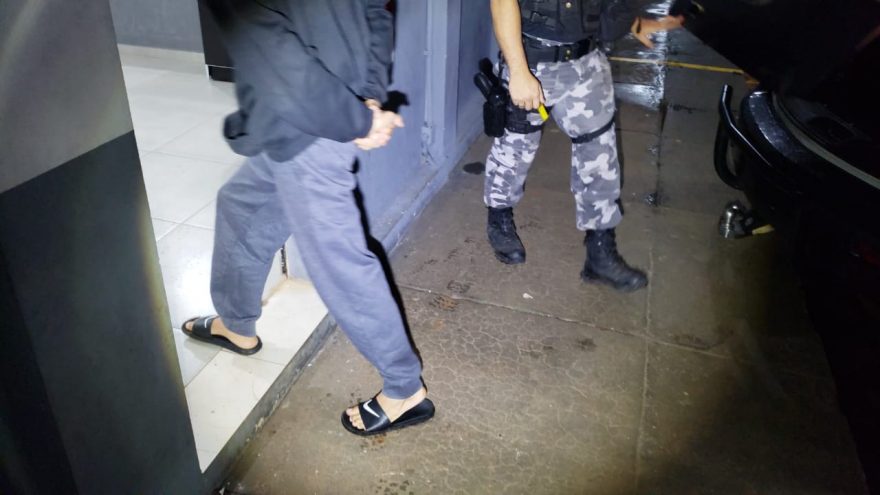 Homem é preso após denúncias de que estaria efetuando disparos de arma de fogo