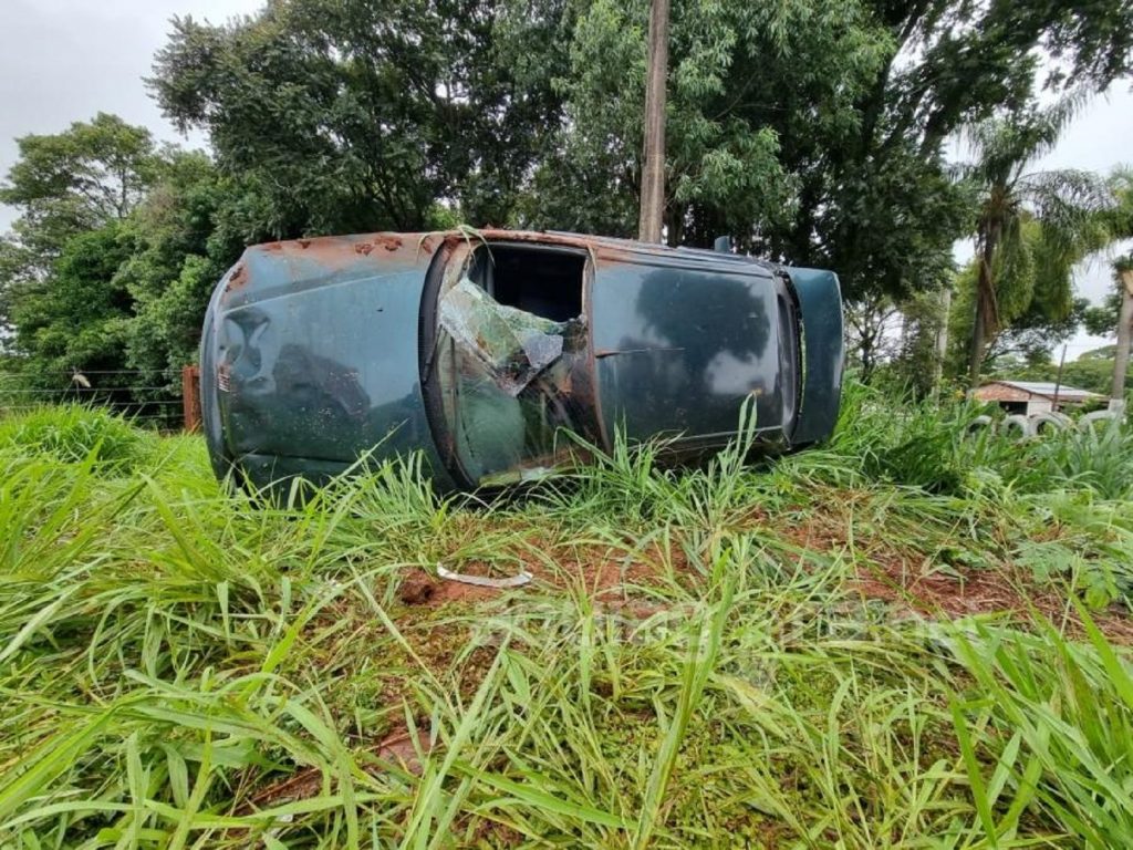 Veja o vídeo: carro capota várias vezes e deixa casal de idosos ferido na PR-491 em Marechal Rondon