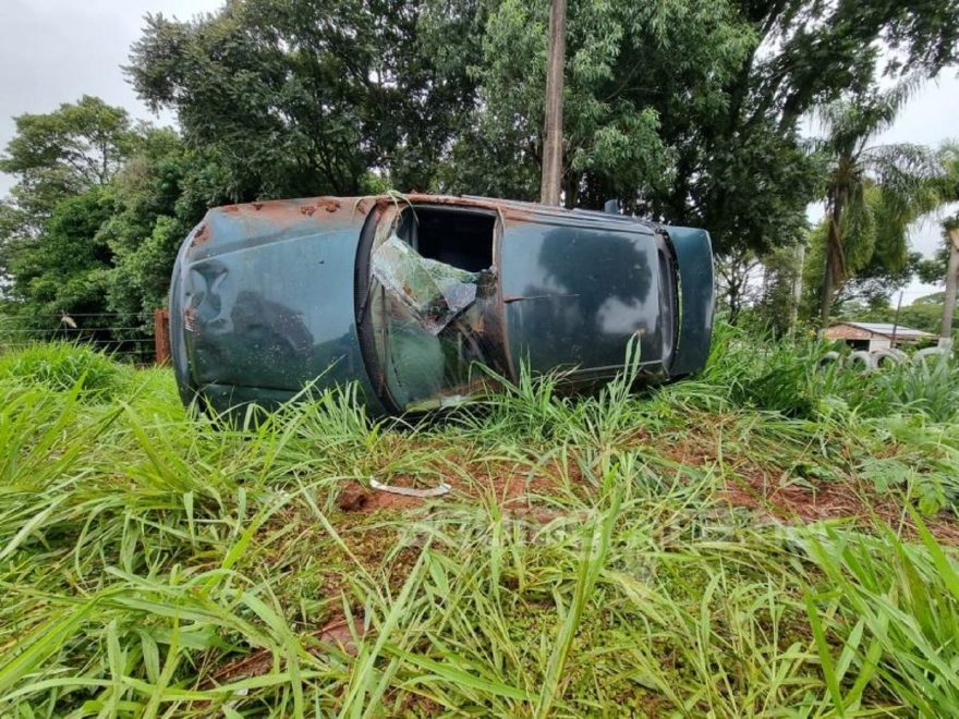 Veja o vídeo: carro capota várias vezes e deixa casal de idosos ferido na PR-491 em Marechal Rondon