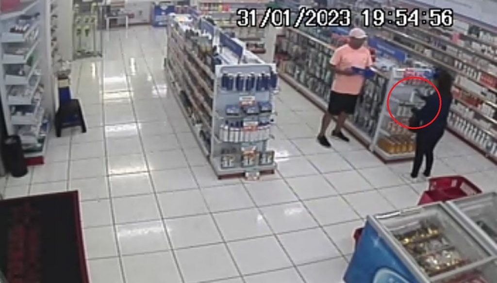 Imagens mostram casal furtando mercadorias de farmácia no centro de Cascavel